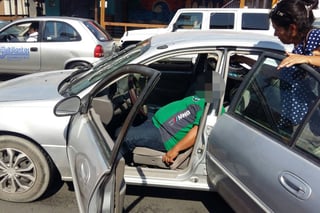 Se desvanece. Hombre sufre ataque al corazón mientras manejaba, luego choca su unidad con un taxi en Torreón.