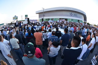 El Frente por la Dignidad de Coahuila protestó a las afueras del IEC. (FERNANDO COMPEÁN)

