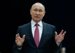 El jefe del Kremlin, que respondía a preguntas de los ciudadanos en su 'Línea Directa', volvió a rechazar las acusaciones de injerencia rusa en el proceso electoral de EU. (AP)
