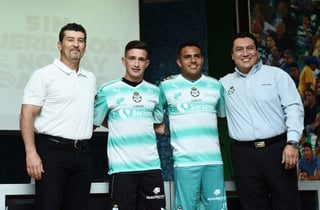 El técnico José Manuel de la Torre (i) y el director general de los Guerreros, José Alfredo Jiménez (d), estuvieron en la presentación de los jugadores. (Jesús Galindo)