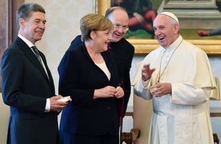 Temas. La canciller alemana Angela Merkel y el Papa Francisco coinciden y se muestran alegres. 