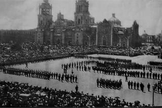 Grandioso recibimiento en la Plaza de la Constitución de la Ciudad de México, donde se llevaron a cabo las honras fúnebres y  honores a Sarabia como Embajador Extraordinario.