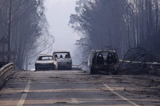 Muchas de las víctimas murieron atrapadas en sus autos cuando las llamas invadieron una carretera. (EFE) 