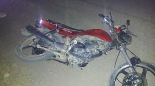 Peritos de Tránsito Municipal indicaron que al momento del accidente, alrededor de las 2:30 horas, José Alonso circulaba a bordo de una motocicleta Italika, color rojo con negro, por la carretera citada. (EL SIGLO DE TORREÓN)
