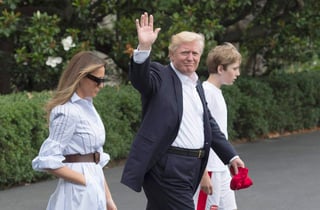 
Saludo. En la imagen Donald Trump camina junto a su esposa e hijo, será el primer fin de semana en la Casa Blanca. 