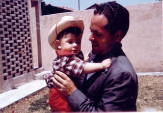 “Te extraño todos los días. Te amo, papá”, escribió el mandatario federal mexicano en sus cuentas de Twitter. (ESPECIAL)