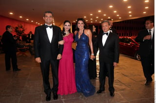Boda. En la boda de la hija de Carlos Romero Deschamps, coincidieron con sus esposas Enrique Ochoa (izq.), y Carlos Peralta (der.).
