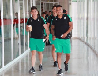 David Andrade y Javier Cortés trabajan a su llegada al puerto de Cancún, Quintana Roo. (Cortesía)