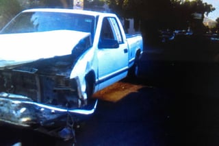 Colisión. El automóvil Toyota Camry quedó muy dañado con el choque y el conductor lesionado.