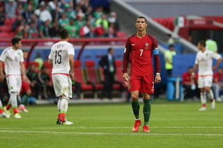 Taciturno y con cara de pocos amigos, el futbolista portugués recibió con desgana el trofeo y se marchó raudo a los vestuarios.
