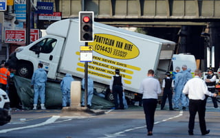 Indagación. Forenses de la policía de Londres movieron la furgoneta que fue usada en el ataque.