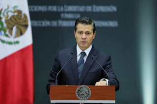 El reportaje expone que dependencias del gobierno de Peña Nieto espiaron a periodistas, activistas y familiares de éstos a través de un malware que infecta sus teléfonos celulares llamado 'Pegasus'. (ARCHIVO)