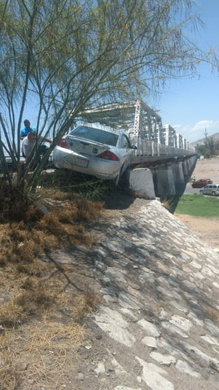 El vehículo quedó atrapado en la estructura del puente. (EL SIGLO DE TORREÓN)