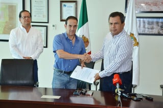 Recomendación. El alcalde Jorge Luis Morán entrega nombramiento a Javier Lechuga como director de Egresos. (FERNANDO COMPEÁN)