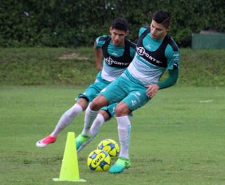 El juvenil Ronaldo Cisneros (d) espera ser tomado en cuenta para tener acción con el primer equipo. (Cortesía)