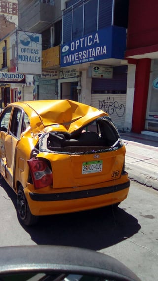 Aparatoso. Choque entre un taxi y un automóvil Sentra terminó en volcadura, en el cruce de Juárez y Leona Vicario. (EL SIGLO DE TORREÓN) 
