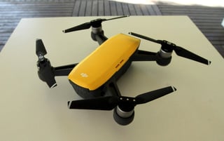 La variedad de vuelo de este dron está determinada por las diferentes opciones de control, ya que se puede hacer de manera remota, a través de un dispositivo móvil o gestos y movimientos con las manos. (NOTIMEX)