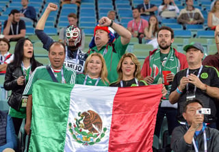 Luego de las serias advertencias de la FIFA, los aficionados mexicanos ya no le gritaron al portero rival en el duelo ante Nueva Zelanda. (EFE) 