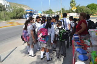 Vigilantes. Según la Secretaría de Educación en el Estado de Coahuila, se mantiene el programa de 'Mochila Sana y Segura' en los planteles educativos. Quieren evitar incidentes en las escuelas. (EL SIGLO DE TORREÓN)
