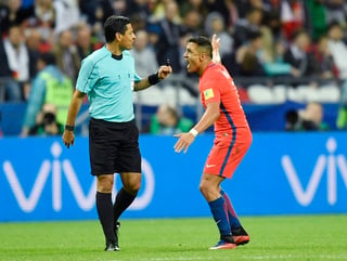 Alexis, que había fabricado los dos goles de su equipo ante Camerún, adelantó a la Roja tras una pared con Arturo Vidal, otro futbolista histórico de la selección campeona de América.
