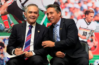 Miguel Ángel Mancera y Manuel Negrete.  (Notimex)