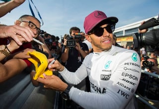 El piloto se toma tiempo para dar autógrafos a aficionados de la Fórmula Uno tras cada prueba. Hamilton considera favorito a Ferrari