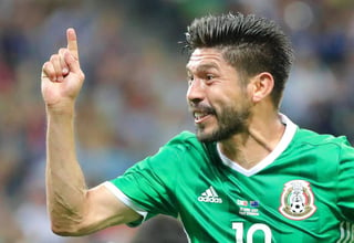 Oribe Peralta celebra luego de anotar un gol durante el partido entre México y Nueva Zelanda, el pasado miércoles. (EFE)