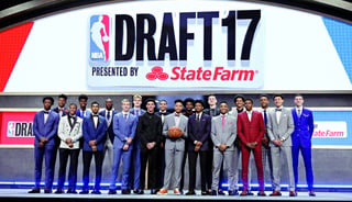 Los mejores candidatos para la NBA posaron juntos antes de empezar el sorteo para 2017, en el Barclays Center de Brooklyn, Nueva York. (EFE)