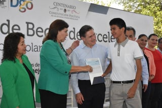 Agradece. La alcaldesa María Luisa González Achem y el gobernador, José Aispuro, realizaron la entrega de becas de excelencia.