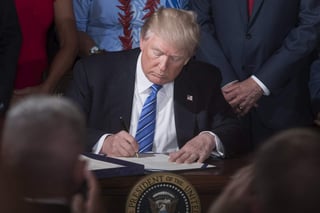 En campaña, Trump repitió varias veces que despediría a los empleados del departamento que “decepcionaran” a los veteranos y el viernes dijo que con la firma de la ley se cumple esa promesa. (EFE)
