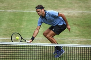 Roger Federer derrotó 6-3, 6-4 al alemán Florian Mayer. (AP)