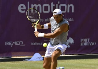 Rafael Nadal dijo que tras dos años sin jugar en césped tiene un handicap en contra, y que Roger Federer es el favorito para levantar el título. (EFE)