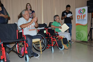 Apoyos. Entregaron más sillas de ruedas para personas que estaban pendientes de recibir el beneficio, que les dará independencia. (FERNANDO COMPEÁN)