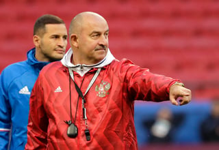 El técnico ruso Cherchesov capoteó todo tipo de preguntas que le hicieron, desde la presión que hay sobre él y el equipo local. 