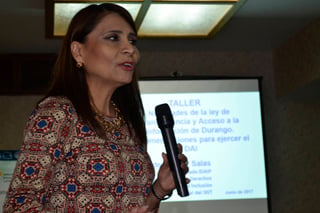 Curso.- Lourdes López, impartió el curso Acceso a la información herramienta para el periodismo.