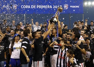 Luego de vencer hoy a Independiente, Libertad se coronó en el Apertura de la Liga paraguaya de futbol. (EFE)