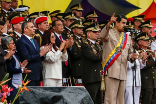 Apoyado. El presidente de Venezuela, Nicolás Maduro Moros (Der.), dirigió el acto para conmemorar el día de la Batalla de Carabobo.