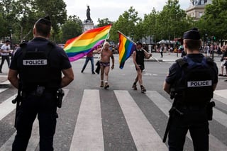 Sin límites. Dos hombres adultos marchan con las banderas de la comunidad LGBTTTI en la manifestación que se realizó ayer en París, Francia.