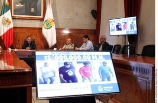 Prueba. Miguel Ángel Yunes (izq.), gobernador de Veracruz, prometió una recompensa por información de los asesinos.
