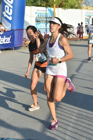 Un final de película escenificaron Isabel Vélez y Argentina Valdepeñas en los últimos metros, por el primer lugar en 10 kilómetros, donde la segunda aprovechó un descuido de la campeona del Maratón Lala, para obtener triunfo.