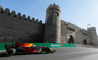 El australiano Daniel Ricciardo (Red Bull) ganó el caótico Gran Premio de Azerbaiyán. (Fotografías de EFE)