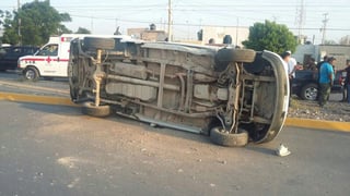 Accidente. La camioneta, una Ford F150, quedó ‘recostada’ sobre su lado izquierdo, el conductor resultó con lesiones leves. (CORTESÍA)