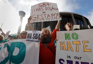 En contra. Cientos de personas protestaron por la ley SB4 que  fue ratificada el pasado 6 de mayo por el gobernador de Texas, Greg Abbott,y entrará en vigor a partir del 1 de septiembre. 