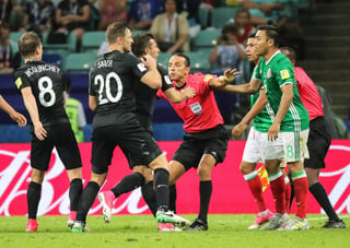 Jugadores de Nueva Zelanda (i) discuten con jugadores de México (d) durante un partido del grupo A. (EFE)