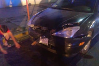 Daños. Los daños materiales por la colisión entre el Ford Focus y el Seat, ascienden a 14 mil pesos. (CORTESÍA)