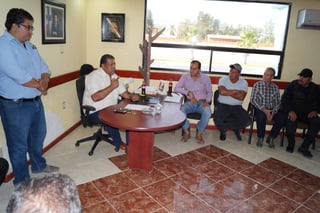Apoyo. Meloneros de Tlahualilo se acercan con el alcalde, Sergio Nevárez para solicitar respaldo y gestión por bajo precio.