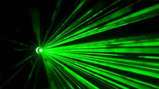 A partir de un umbral, la extrema luminosidad del láser altera el ángulo, la forma y la longitud de onda de la luz diseminada por los fotones al golpear a los electrones. (ESPECIAL)