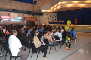 Fin de cursos. Con una ceremonia, se despidió ayer a la primera generación de estudiantes del Hecat, ubicado en Torreón. (ANGÉLICA SANDOVAL)