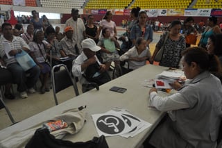 Apoyos. El trámite de renovación de las tarjetas vencidas de los beneficiarios de 65 y Más, concluirá en Torreón el lunes 3 de julio. (GUADALUPE MIRANDA)