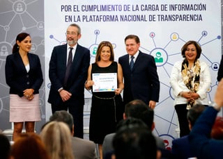 Transparencia. El Municipio de Gómez Palacio, recibió un reconocimiento, que fue entregado a la alcaldesa, Leticia Herrera.